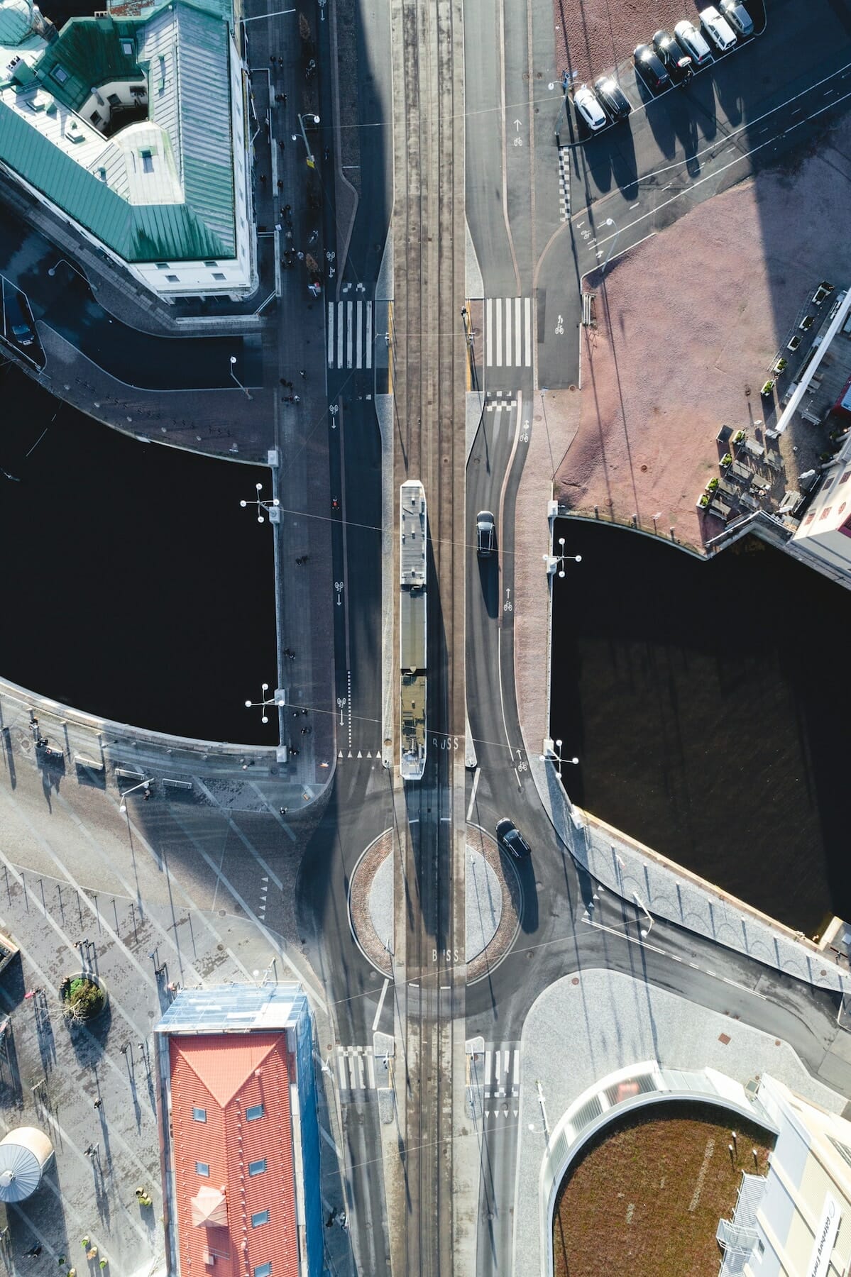 flygfoto över gata plus 2 fordon utrustade med smartloggs körjournal